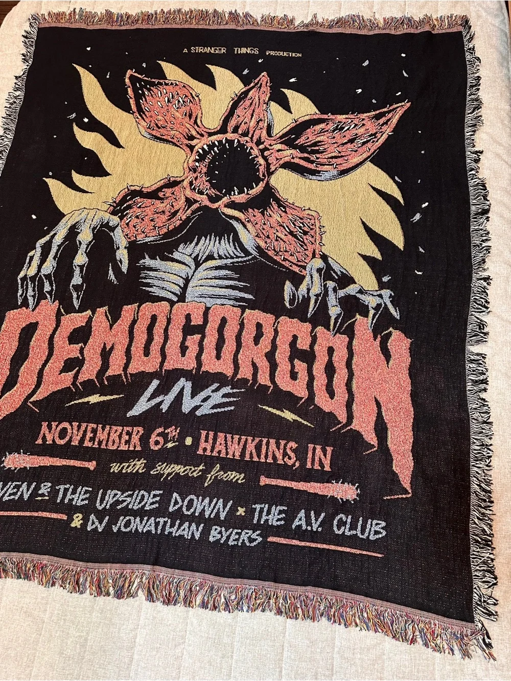 RARE Stranger Things LIMITED EDITION Demogorgon Live Woven Throw Blanket Fringe